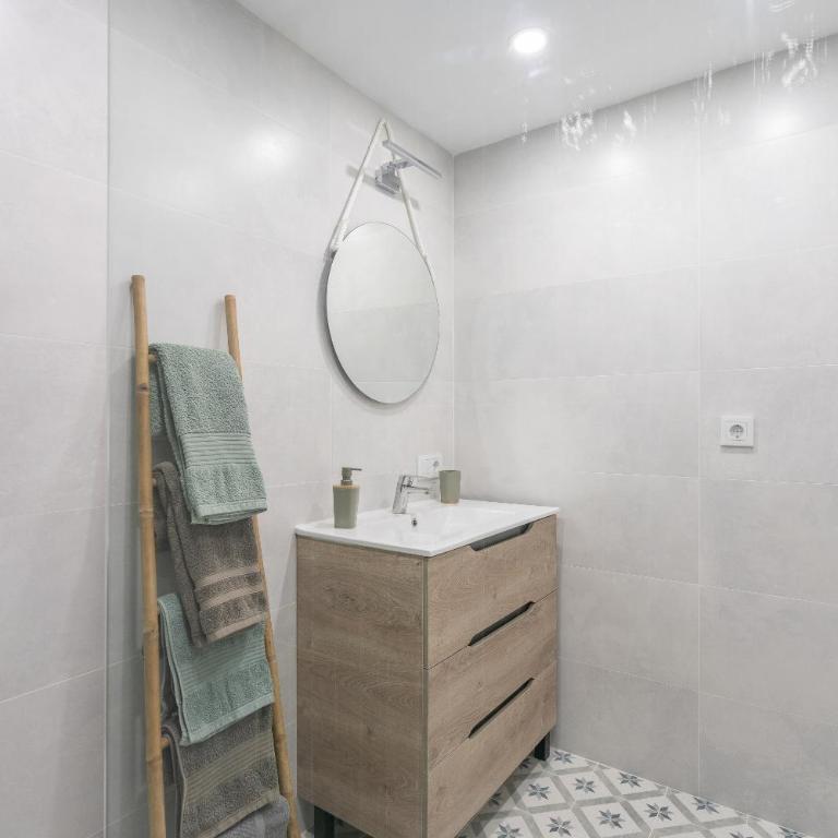Las Brisas - Estepona Old Town - Habitación Doble con baño privado - 2 camas - 5