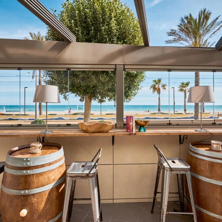Beachfront apartment with patio - by Welcomely - Apartamento de 3 dormitorios - 1