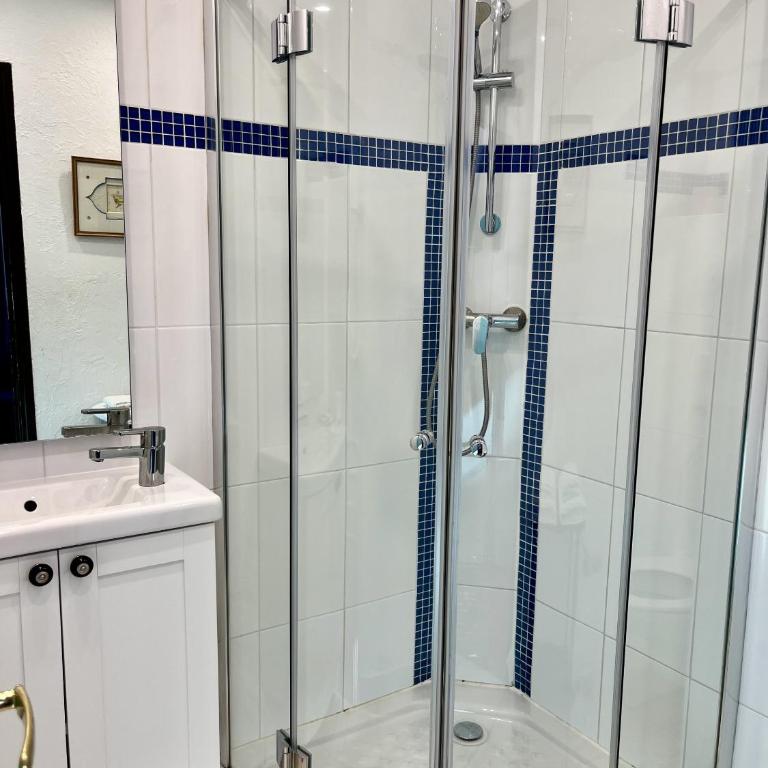 Le Patio - Double Room with Private Bathroom - 22