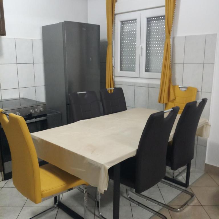 Lush Garden Villa Close to Airport with Hi-Speed Wifi - Two-Bedroom Villa - 6