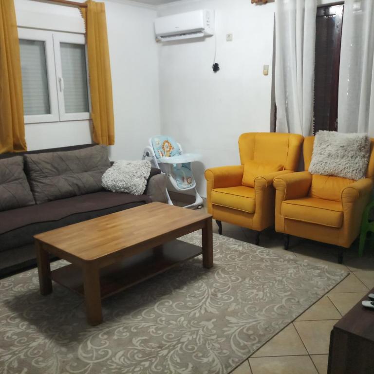 Lush Garden Villa Close to Airport with Hi-Speed Wifi - Two-Bedroom Villa - 12