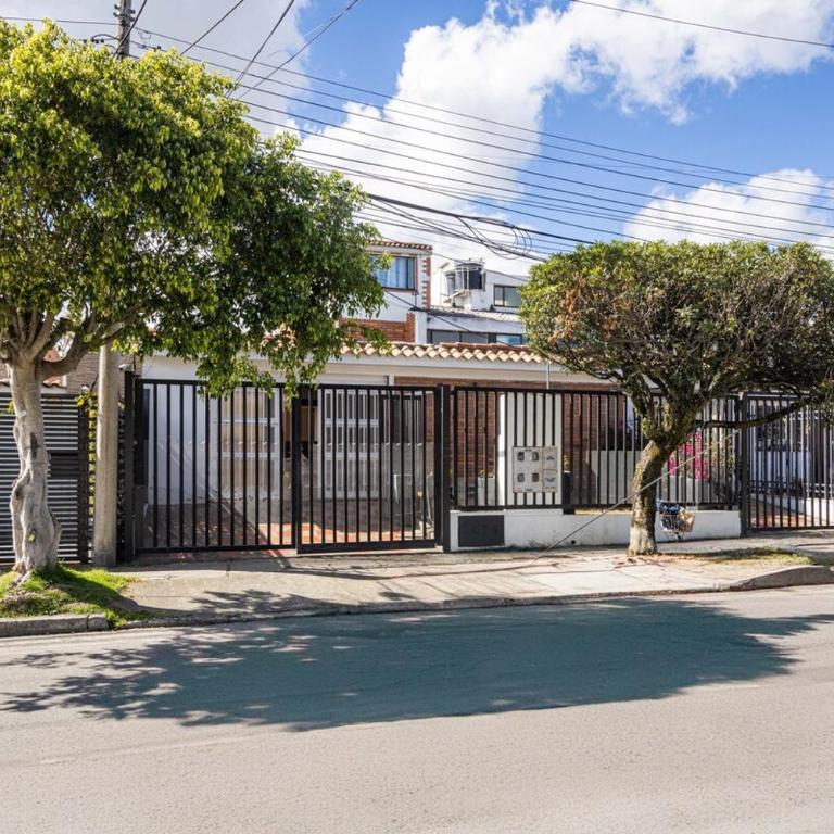 Huge Casa con Jardín en el Norte Bogotá - Casa de 4 dormitorios - 1