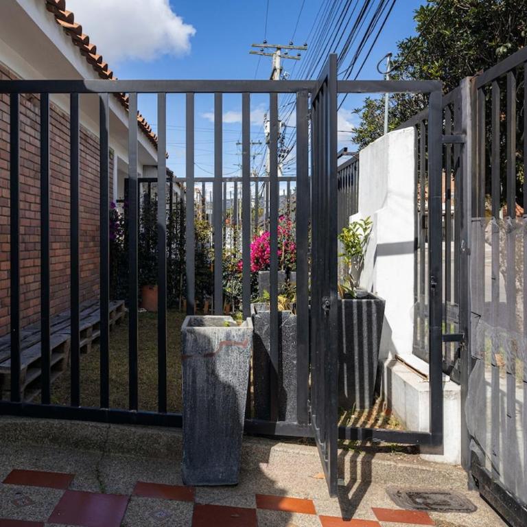 Huge Casa con Jardín en el Norte Bogotá - Casa de 4 dormitorios - 35