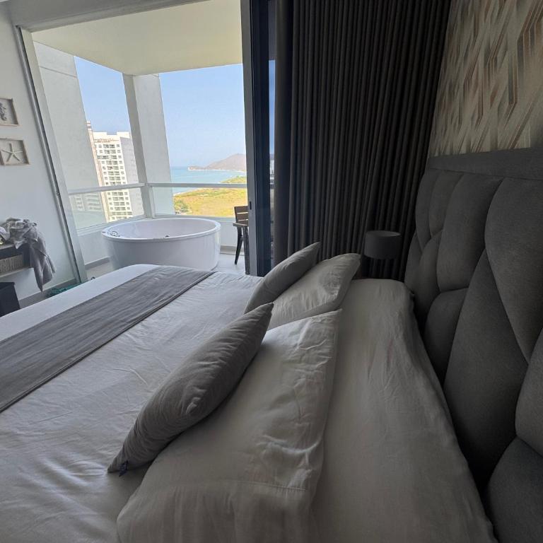 Suite con Lujoso Jacuzzi, Piso 14 y vista al mar - Apartamento de 1 dormitorio - 84