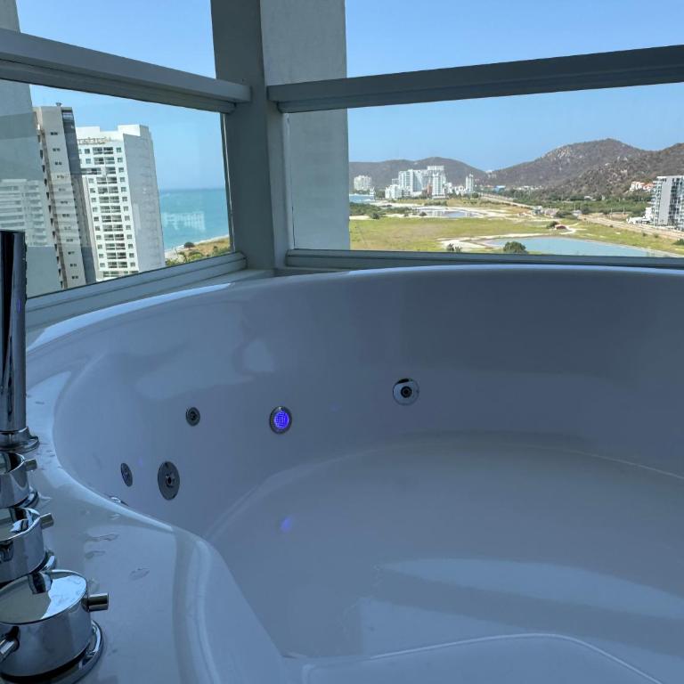 Suite con Lujoso Jacuzzi, Piso 14 y vista al mar - Apartamento de 1 dormitorio - 64