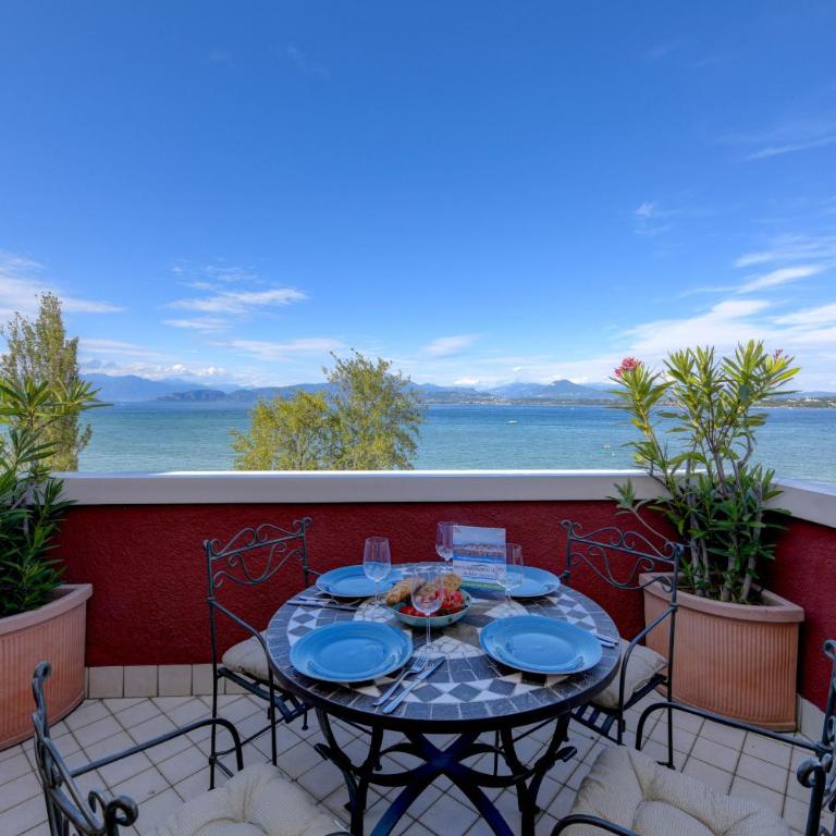 MGH - Lakefront Dream Peschiera & Lakeview Escape - One-Bedroom Apartment with Balcony and Water View - 1