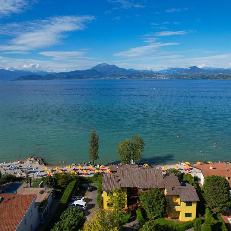MGH - Lakefront Dream Peschiera & Lakeview Escape - One-Bedroom Apartment with Balcony and Water View - 4