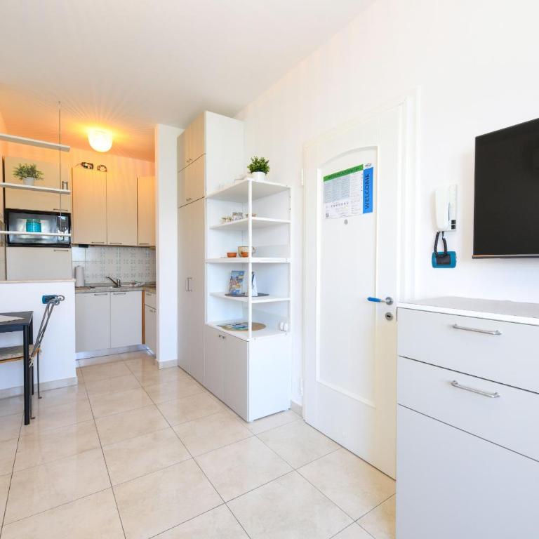 MGH - Lakefront Dream Peschiera & Lakeview Escape - One-Bedroom Apartment with Balcony and Water View - 5