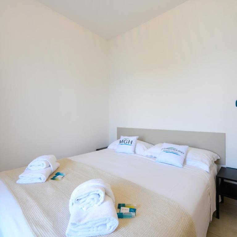 MGH - Lakefront Dream Peschiera & Lakeview Escape - One-Bedroom Apartment with Balcony and Water View - 7