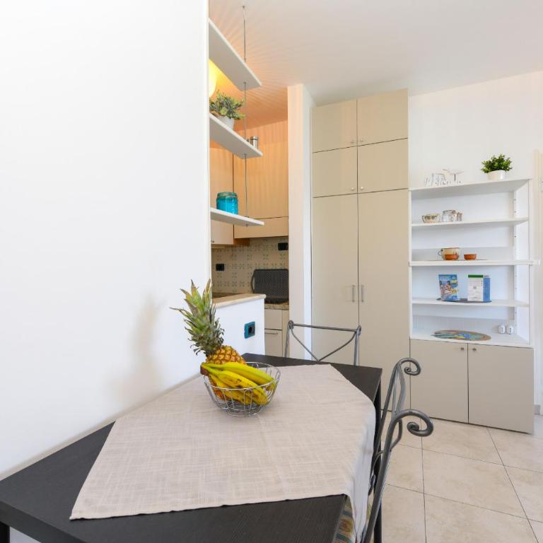 MGH - Lakefront Dream Peschiera & Lakeview Escape - One-Bedroom Apartment with Balcony and Water View - 9