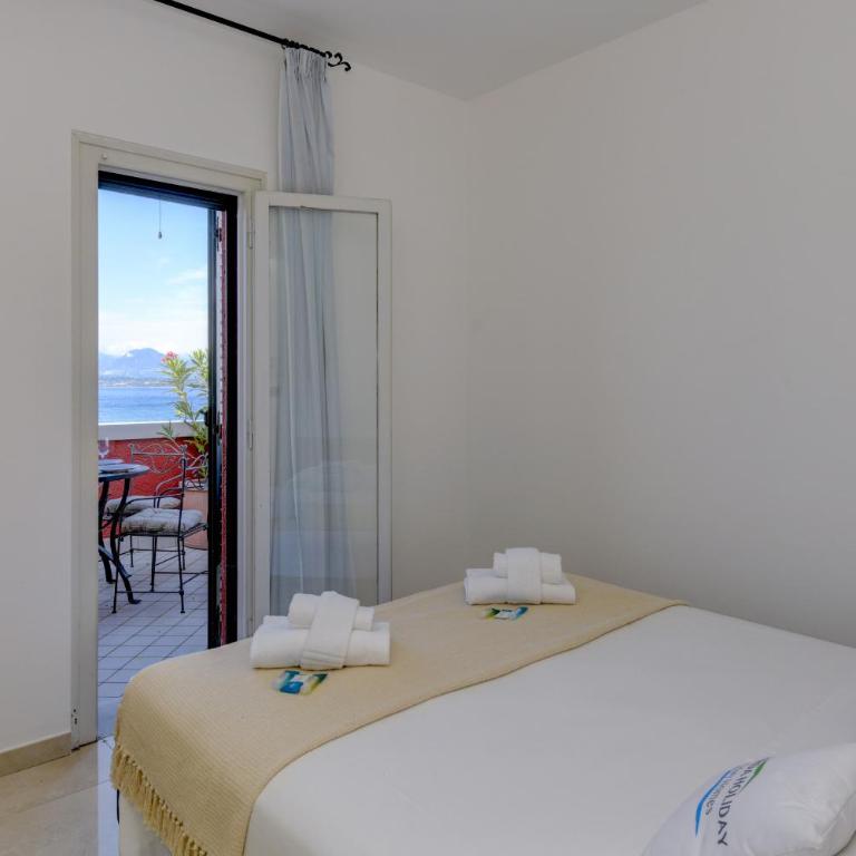 MGH - Lakefront Dream Peschiera & Lakeview Escape - One-Bedroom Apartment with Balcony and Water View - 11