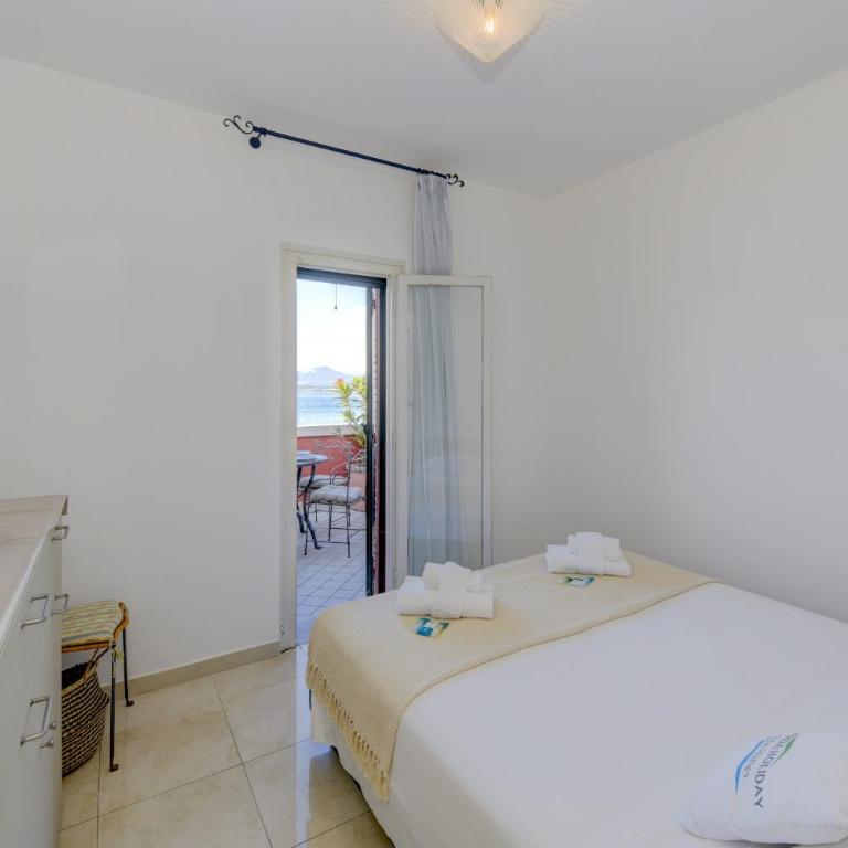 MGH - Lakefront Dream Peschiera & Lakeview Escape - One-Bedroom Apartment with Balcony and Water View - 12