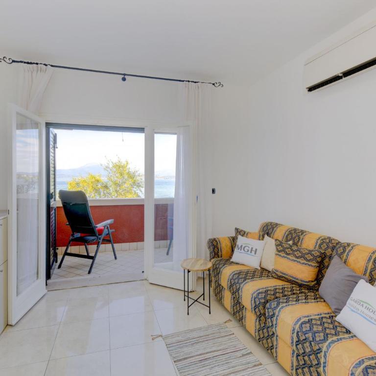 MGH - Lakefront Dream Peschiera & Lakeview Escape - One-Bedroom Apartment with Balcony and Water View - 14