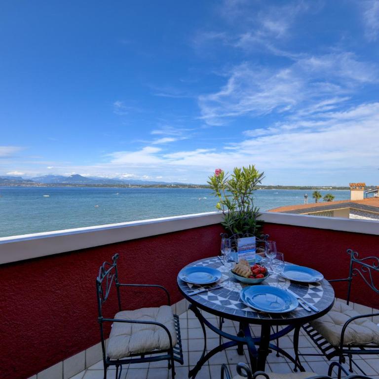MGH - Lakefront Dream Peschiera & Lakeview Escape - One-Bedroom Apartment with Balcony and Water View - 20