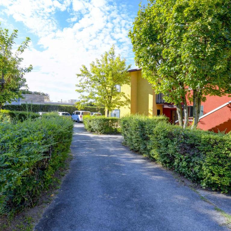 MGH - Lakefront Dream Peschiera & Lakeview Escape - One-Bedroom Apartment with Balcony and Water View - 21