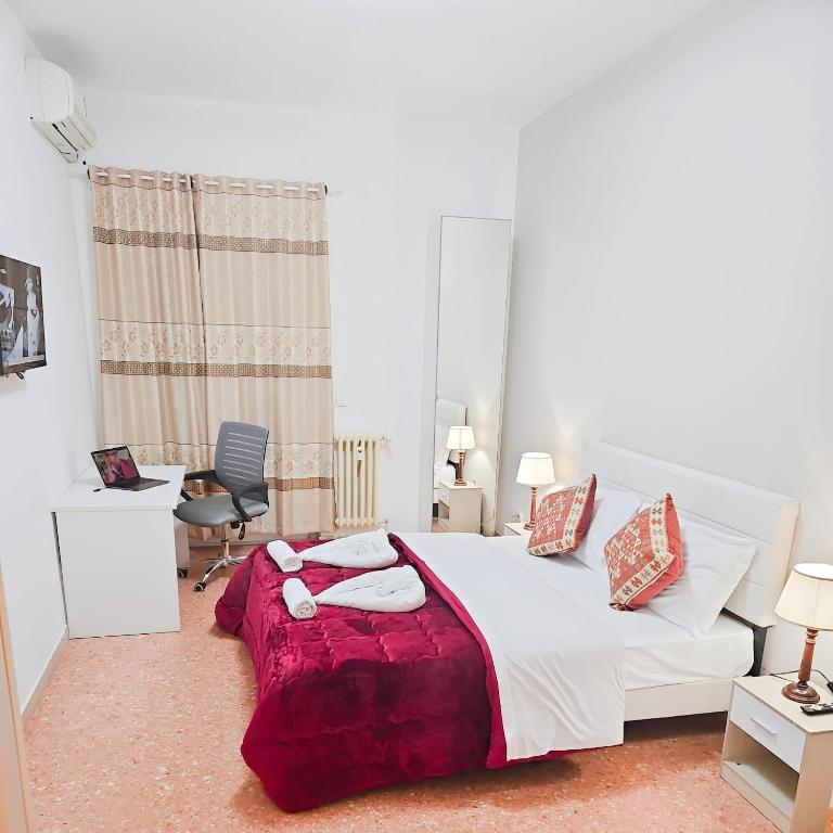 NEXT Palace - Camera Tripla con Bagno in Comune - 4