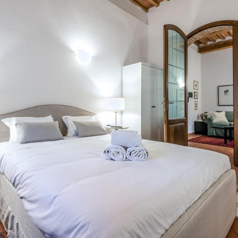 Hostly-Santa Maria Tower Suite-Just by the Tower - Two-Bedroom Deluxe Apartment - 3