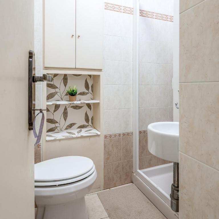 Hostly-Santa Maria Tower Suite-Just by the Tower - Two-Bedroom Deluxe Apartment - 4