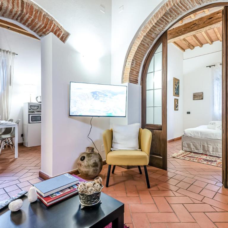 Hostly-Santa Maria Tower Suite-Just by the Tower - Two-Bedroom Deluxe Apartment - 13