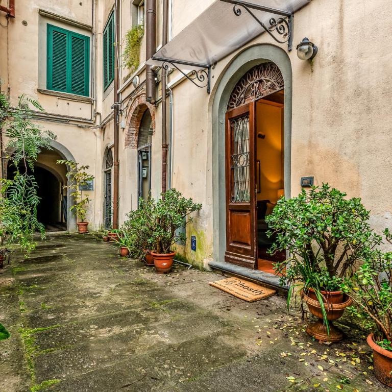 Hostly-Santa Maria Tower Suite-Just by the Tower - Two-Bedroom Deluxe Apartment - 14