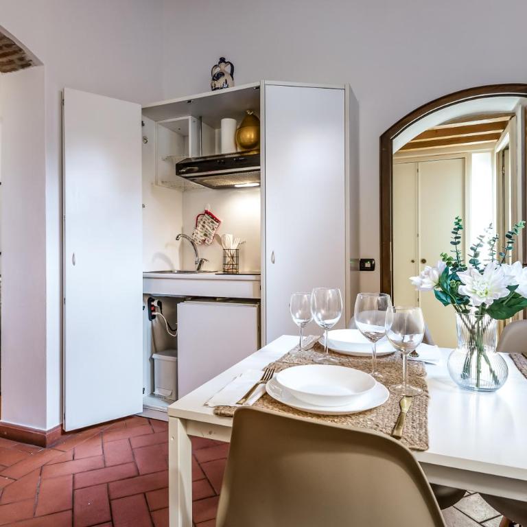 Hostly-Santa Maria Tower Suite-Just by the Tower - Two-Bedroom Deluxe Apartment - 18