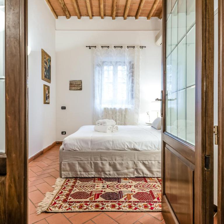Hostly-Santa Maria Tower Suite-Just by the Tower - Two-Bedroom Deluxe Apartment - 19