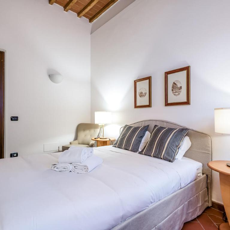 Hostly-Santa Maria Tower Suite-Just by the Tower - Two-Bedroom Deluxe Apartment - 20