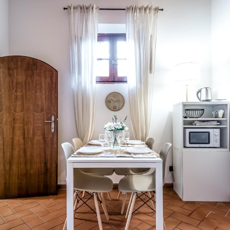 Hostly-Santa Maria Tower Suite-Just by the Tower - Two-Bedroom Deluxe Apartment - 27