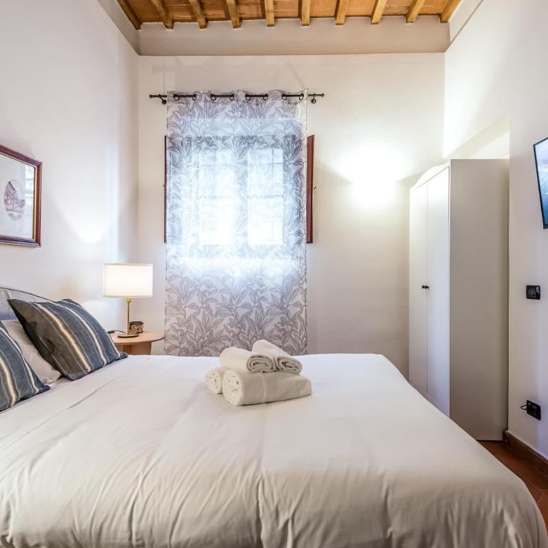 Hostly-Santa Maria Tower Suite-Just by the Tower - Two-Bedroom Deluxe Apartment - 31