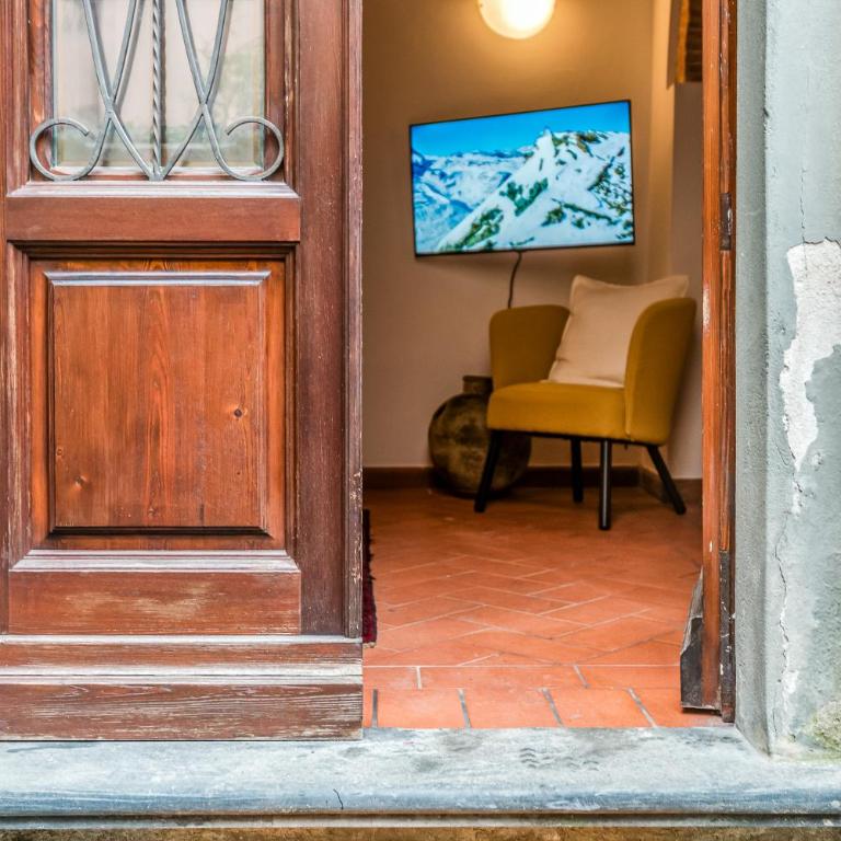 Hostly-Santa Maria Tower Suite-Just by the Tower - Two-Bedroom Deluxe Apartment - 33