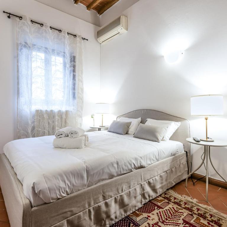 Hostly-Santa Maria Tower Suite-Just by the Tower - Two-Bedroom Deluxe Apartment - 35