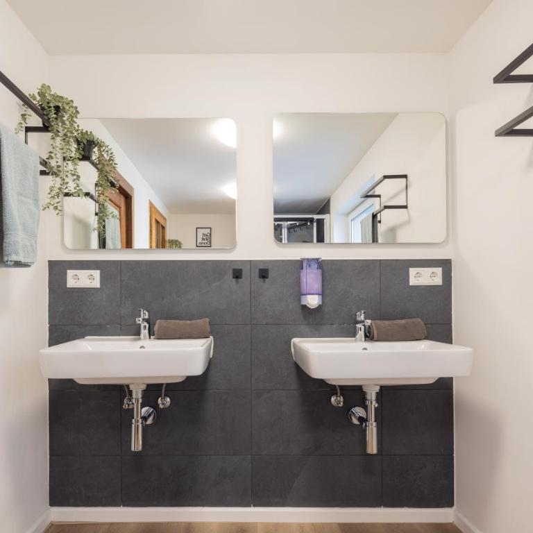 Idyllische Gruppenunterkunft für bis zu 20 Personen - Zum Hüttenklaus - Deluxe Apartment mit 4 Schlafzimmern - 35