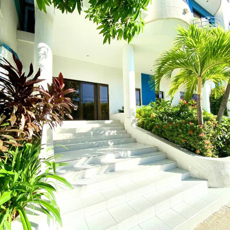 Cozy, well-located 3 bedroom Apartment, 5 min from Rodadero Beach, Free Parking - Three-Bedroom Apartment with Mountain View - 2