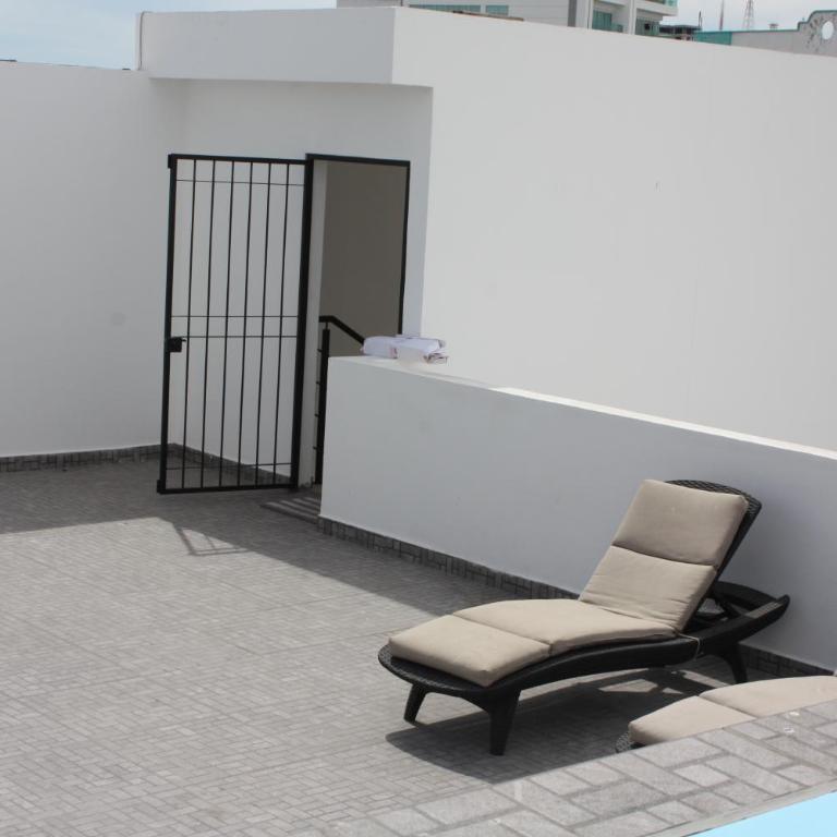 2br 1ba Condo 1 block to ocean Condo 1 - One-Bedroom Apartment - 9