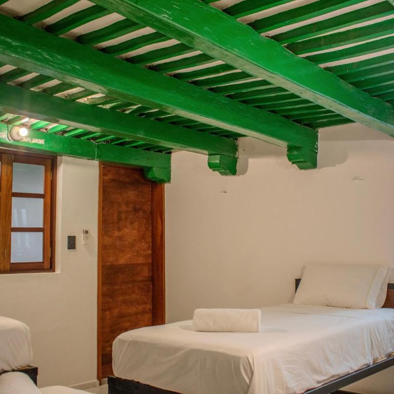 Hostal 66 - Single Bed in Mixed Dormitory Room - 1