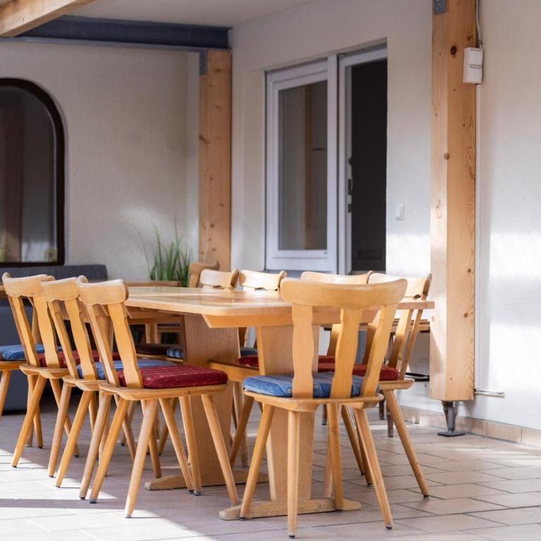 Zum Hüttenklaus - 12 Personen Gruppenunterkunft in den Bergen mit eigenem Badezuber - Haus mit 4 Schlafzimmern - 36