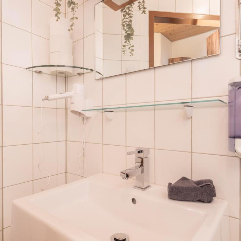 Zum Hüttenklaus - 12 Personen Gruppenunterkunft in den Bergen mit eigenem Badezuber - Haus mit 4 Schlafzimmern - 44