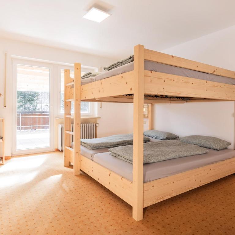 Zum Hüttenklaus - 12 Personen Gruppenunterkunft in den Bergen mit eigenem Badezuber - Haus mit 4 Schlafzimmern - 26