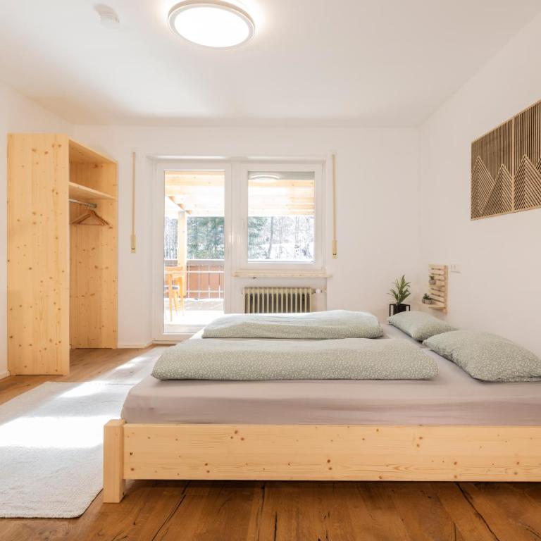 Zum Hüttenklaus - 12 Personen Gruppenunterkunft in den Bergen mit eigenem Badezuber - Haus mit 4 Schlafzimmern - 18