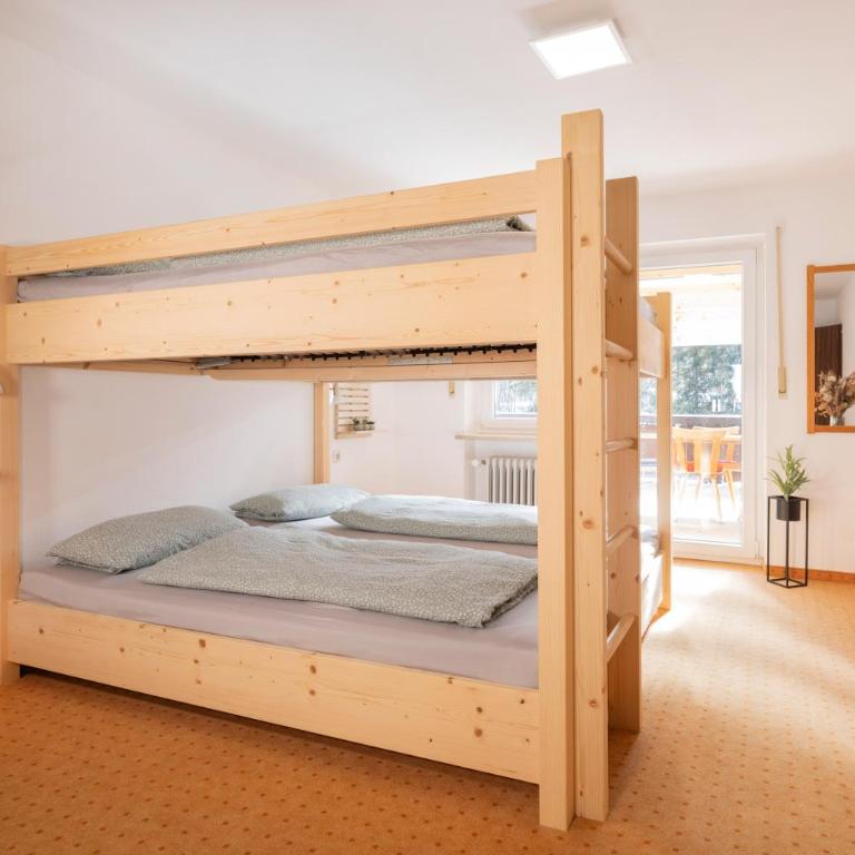 Zum Hüttenklaus - 12 Personen Gruppenunterkunft in den Bergen mit eigenem Badezuber - Haus mit 4 Schlafzimmern - 31
