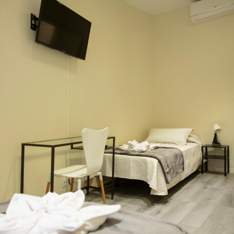 Barcelona City Ramblas - Twin Room with Shared Bathroom - 2