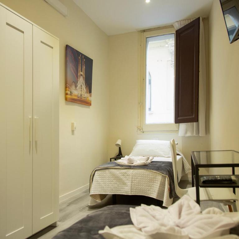 Barcelona City Ramblas - Twin Room with Shared Bathroom - 1