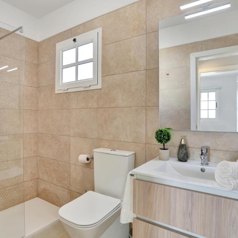 Recently renovated, with views, barbecue and outdoor shower - One-Bedroom Apartment - 26