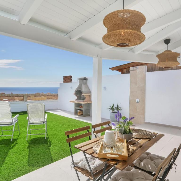 Recently renovated, with views, barbecue and outdoor shower - One-Bedroom Apartment - 1