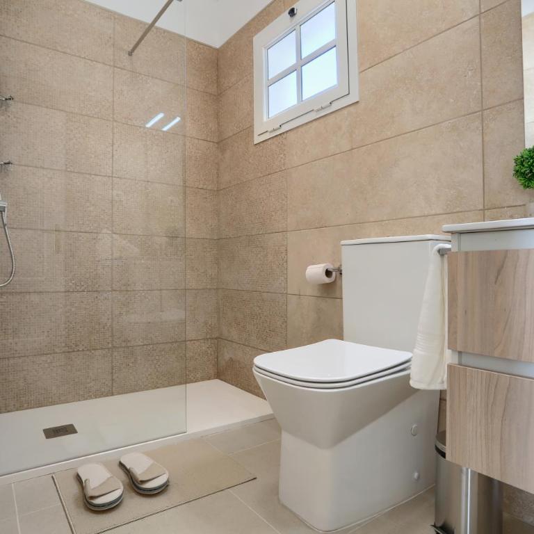 Recently renovated, with views, barbecue and outdoor shower - One-Bedroom Apartment - 12
