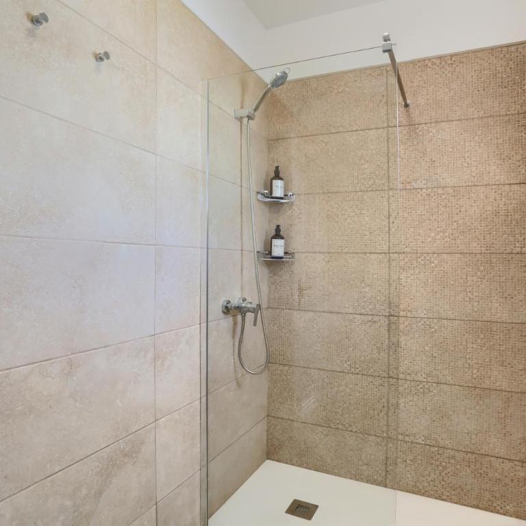 Recently renovated, with views, barbecue and outdoor shower - One-Bedroom Apartment - 32
