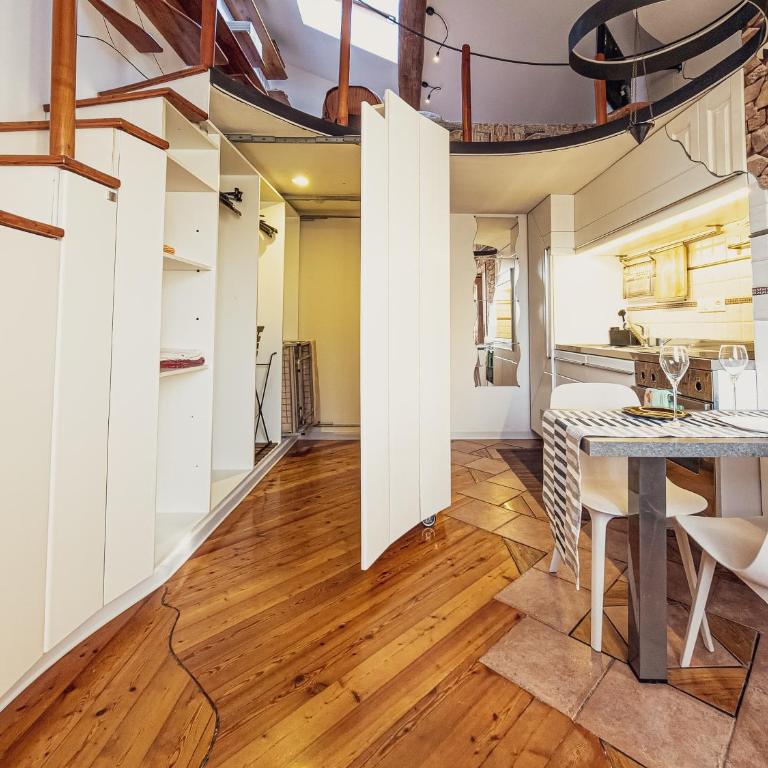 Nautical Micro-Loft con Parcheggio Privato - Monolocale su 2 Livelli - 62