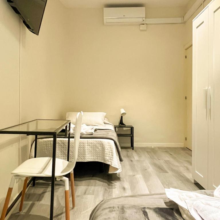 Barcelona City Ramblas - Twin Room with Shared Bathroom - 4