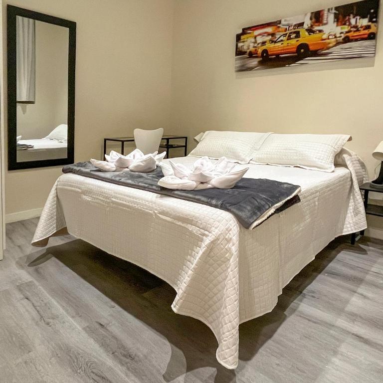 Barcelona City Ramblas - Double Room with Shared Bathroom - 7