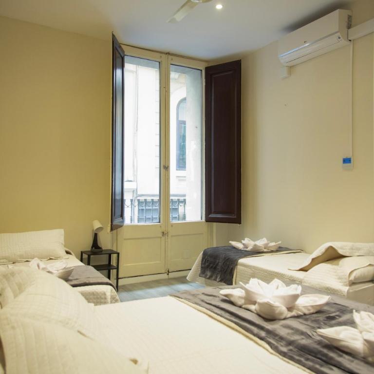 Barcelona City Ramblas - Quadruple Room with Shared Bathroom - 4